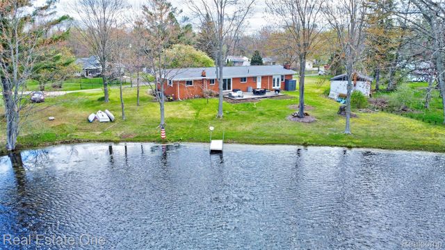 327 Coats Road, Orion Charter Township, MI 48362