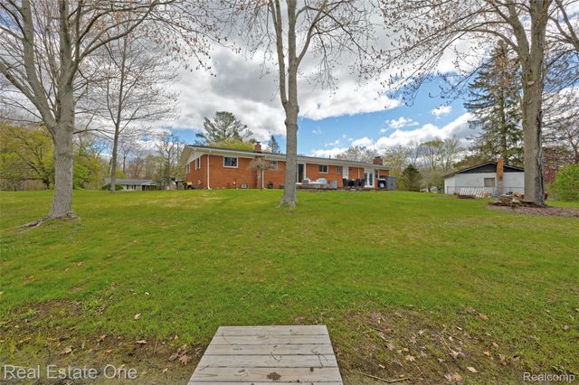 327 Coats Road, Orion Charter Township, MI 48362