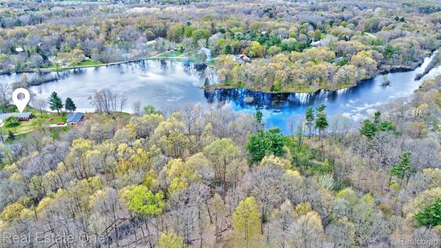 327 Coats Road, Orion Charter Township, MI 48362