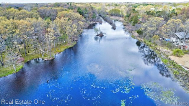 327 Coats Road, Orion Charter Township, MI 48362