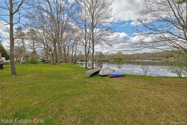327 Coats Road, Orion Charter Township, MI 48362