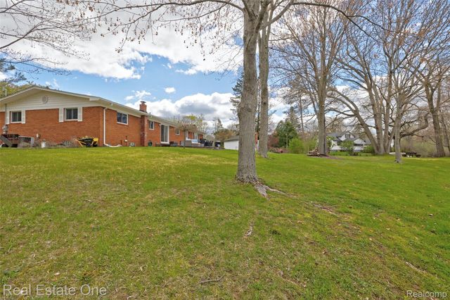 327 Coats Road, Orion Charter Township, MI 48362