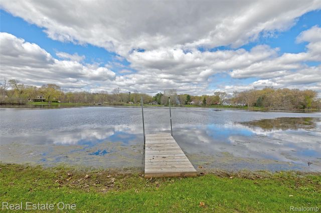 327 Coats Road, Orion Charter Township, MI 48362
