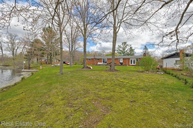 327 Coats Road, Orion Charter Township, MI 48362