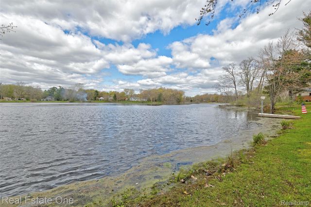 327 Coats Road, Orion Charter Township, MI 48362