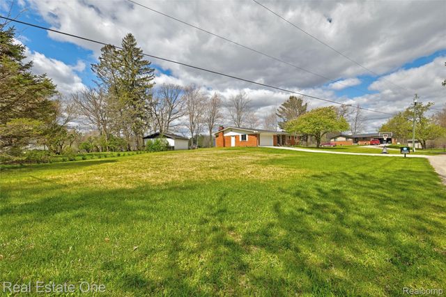 327 Coats Road, Orion Charter Township, MI 48362