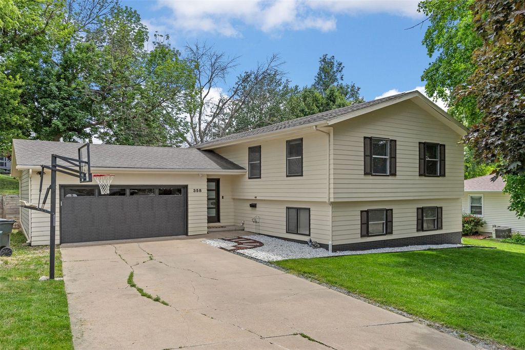 358 31st Street SE, Cedar Rapids, IA 52403