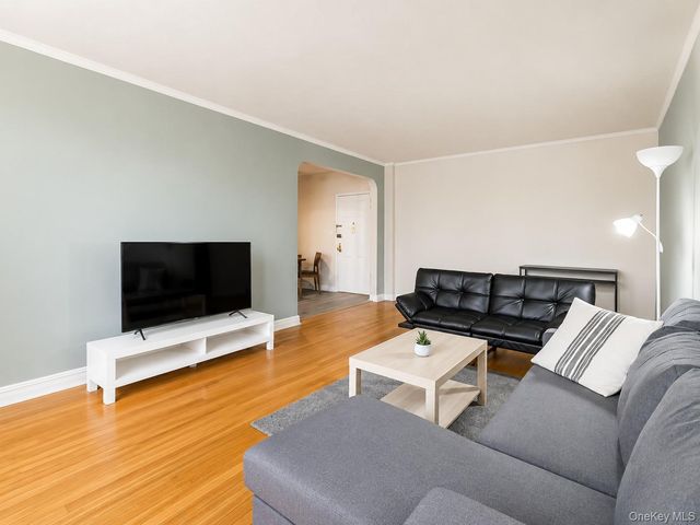 69-10 Yellowstone Boulevard 505, Forest Hills, NY 11375