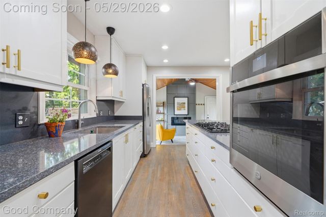 18187 Birwood Avenue, Beverly Hills Village, MI 48025