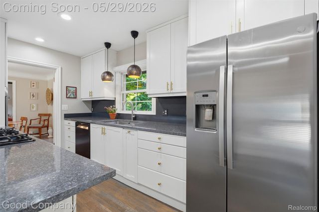18187 Birwood Avenue, Beverly Hills Village, MI 48025