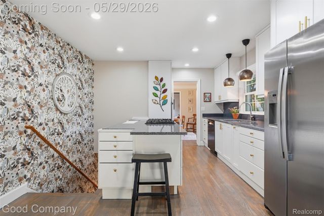 18187 Birwood Avenue, Beverly Hills Village, MI 48025