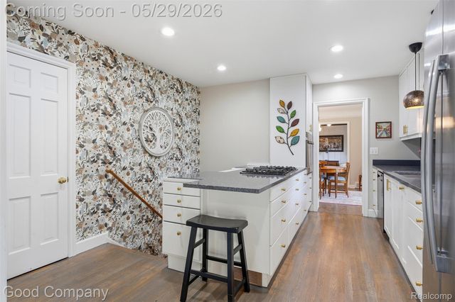 18187 Birwood Avenue, Beverly Hills Village, MI 48025
