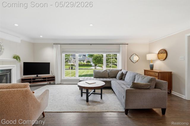 18187 Birwood Avenue, Beverly Hills Village, MI 48025