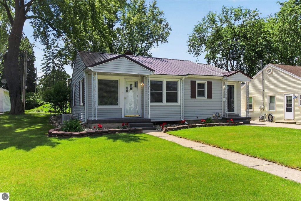 Image 2 of property listing at 510 E Saginaw Street, St Louis, MI 48880