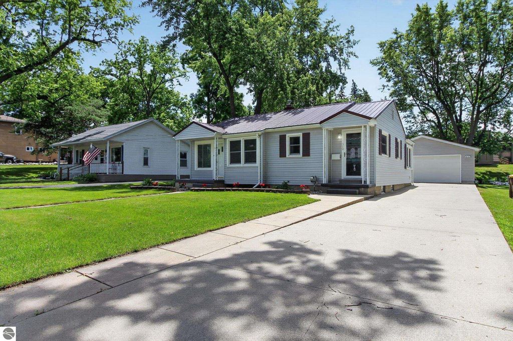 Image 4 of property listing at 510 E Saginaw Street, St Louis, MI 48880