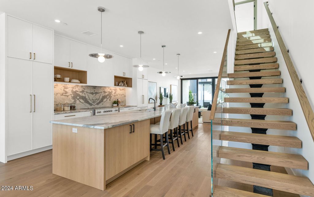 Image 13 of property listing at 6914 E 2ND Street, Scottsdale, AZ 85251