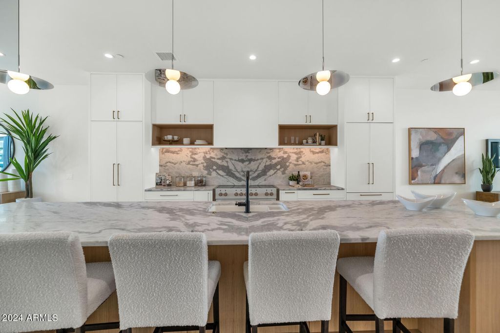 Image 4 of property listing at 6914 E 2ND Street, Scottsdale, AZ 85251