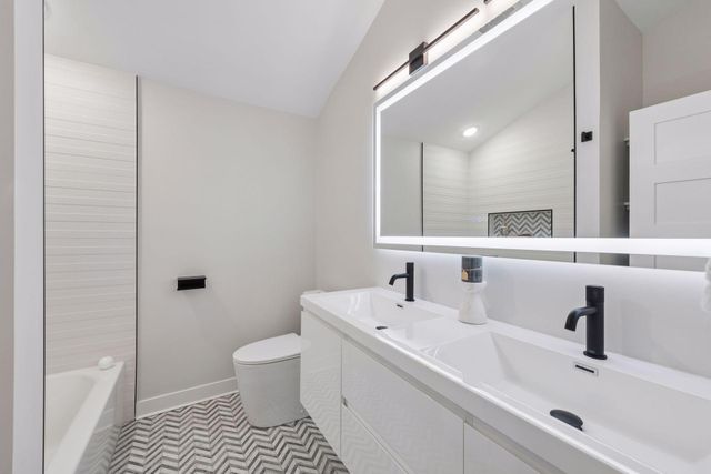 2720 Sandpiper Trail, Excelsior, MN 55331