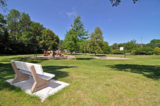 2720 Sandpiper Trail, Excelsior, MN 55331