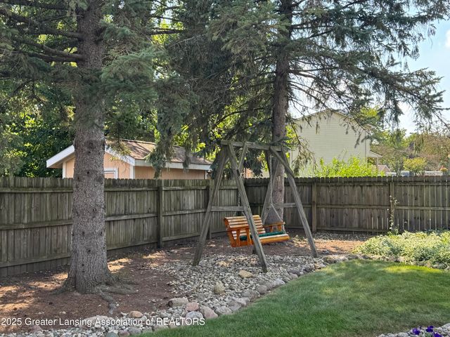 1092 Brookside Drive, Grand Ledge, MI 48837