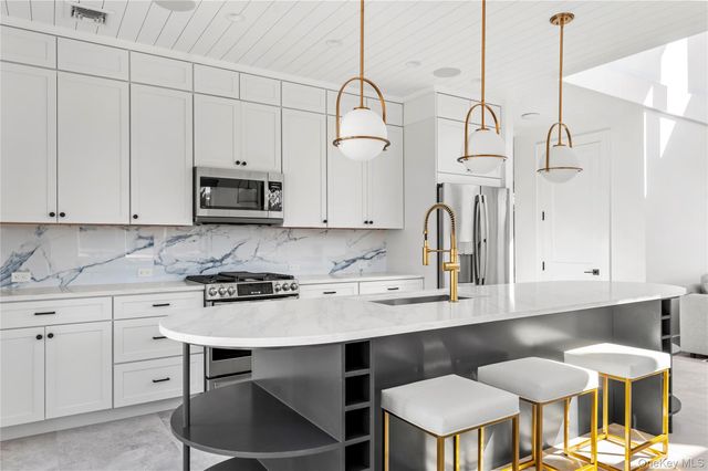 44 Island Walk, Lonelyville, NY 11706