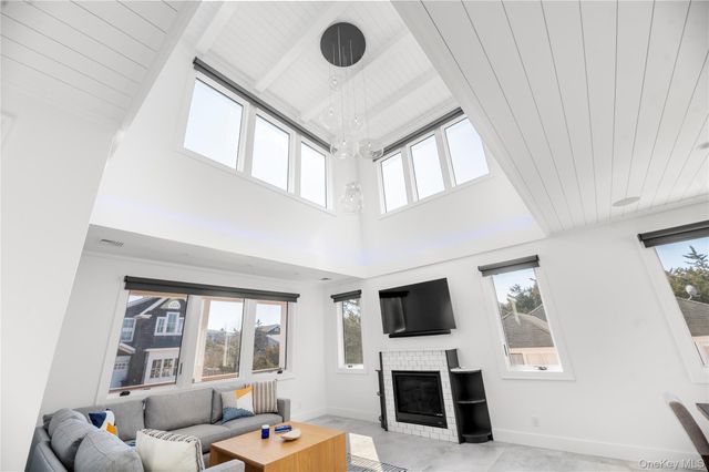 44 Island Walk, Lonelyville, NY 11706