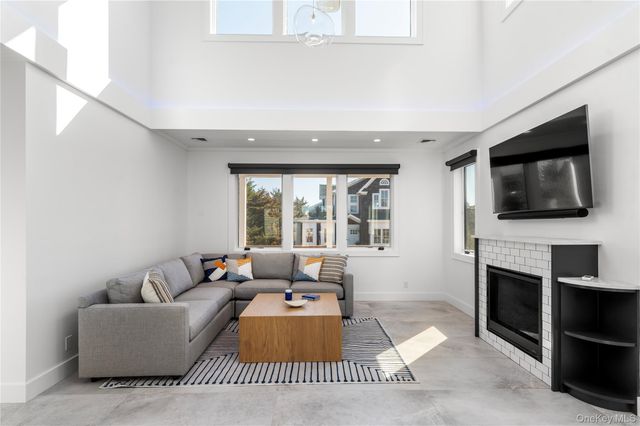 44 Island Walk, Lonelyville, NY 11706