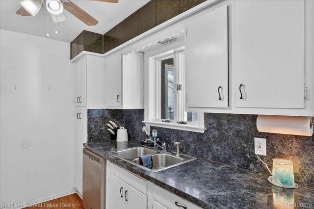 4444 Carmanwood Drive, Flint Charter Township, MI 48507