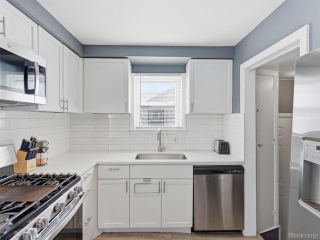 23490 Seneca Street, Oak Park, MI 48237