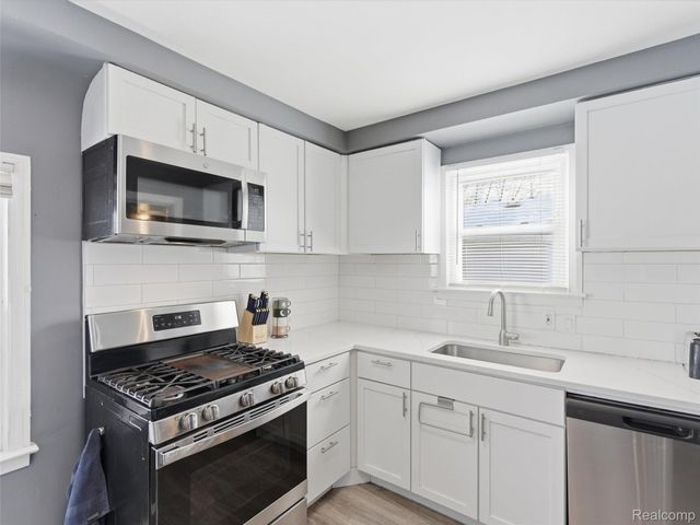 23490 Seneca Street, Oak Park, MI 48237