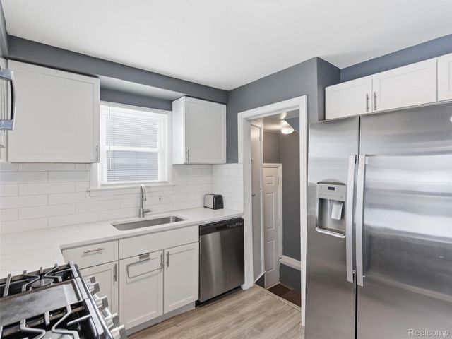 23490 Seneca Street, Oak Park, MI 48237