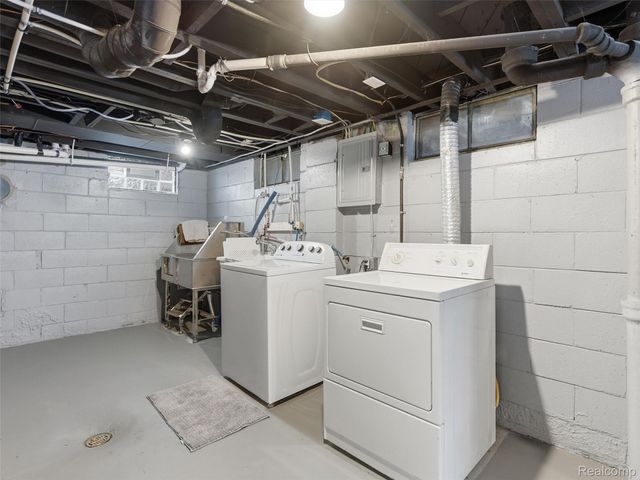 23490 Seneca Street, Oak Park, MI 48237