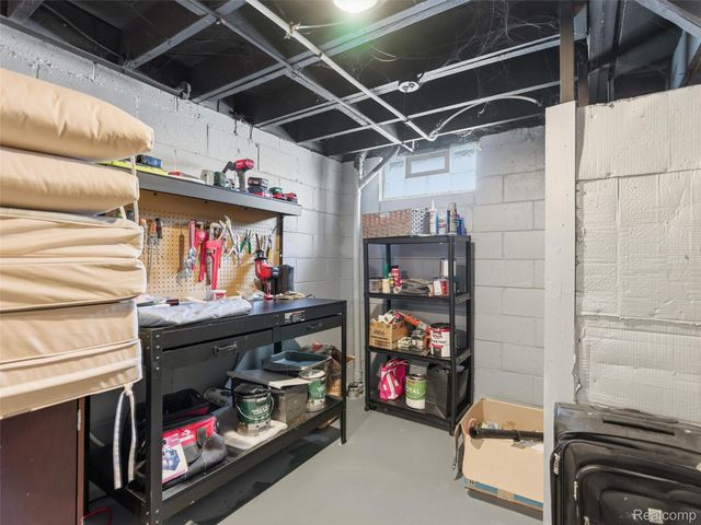 23490 Seneca Street, Oak Park, MI 48237