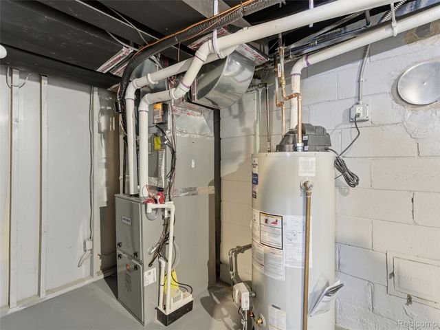 23490 Seneca Street, Oak Park, MI 48237