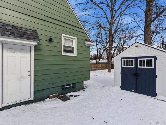 23490 Seneca Street, Oak Park, MI 48237