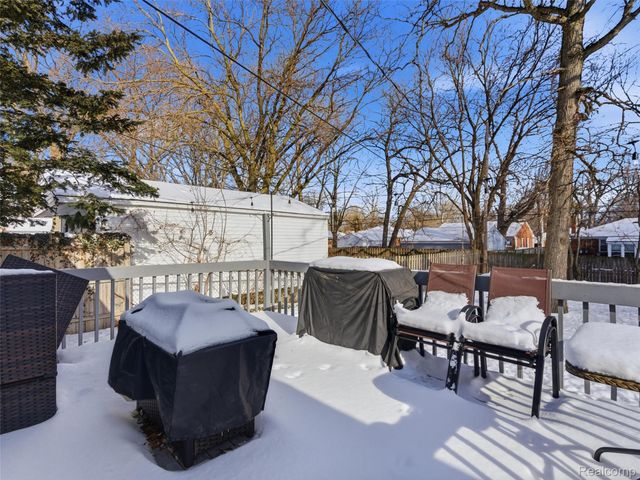 23490 Seneca Street, Oak Park, MI 48237