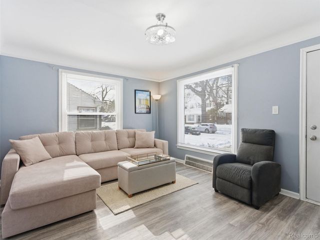 23490 Seneca Street, Oak Park, MI 48237