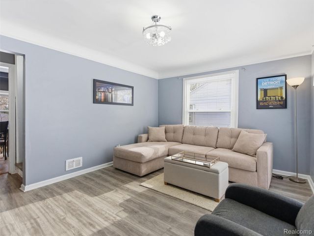 23490 Seneca Street, Oak Park, MI 48237