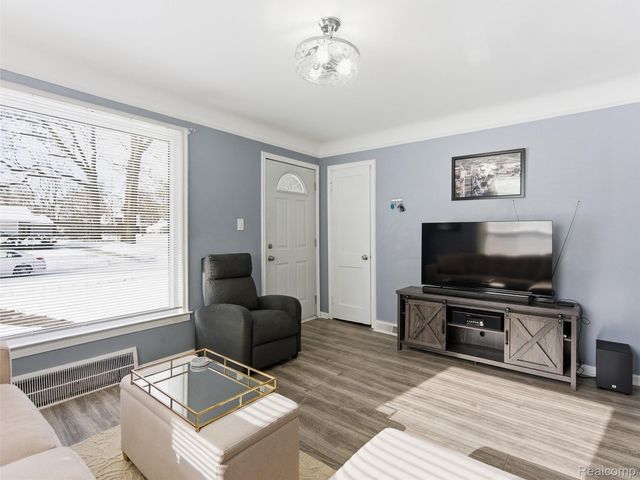 23490 Seneca Street, Oak Park, MI 48237