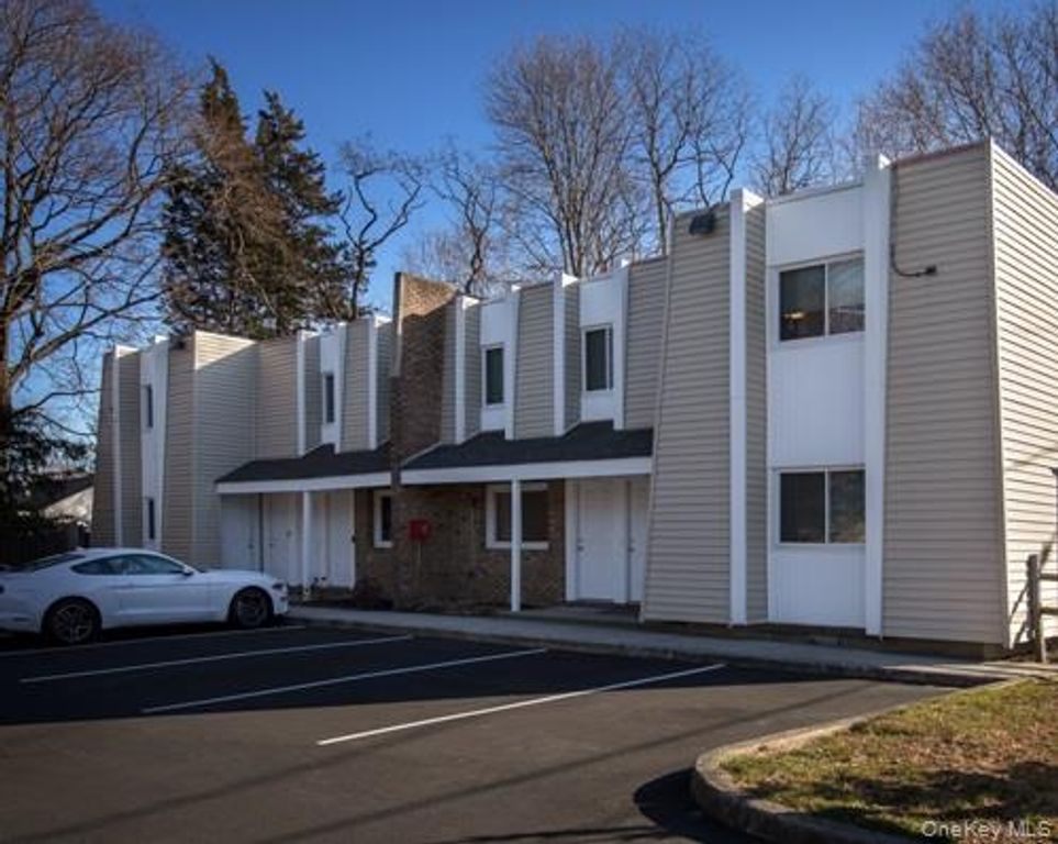 25 Tyler Street 6-F, Rocky Point, NY 11778