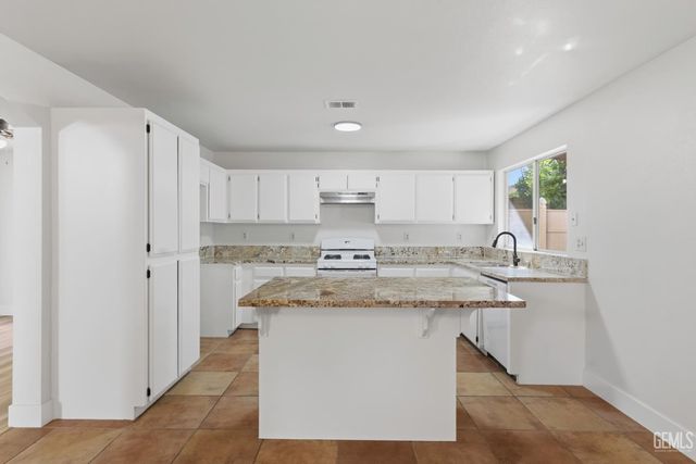 9405 Salinger Street, Bakersfield, CA 93311