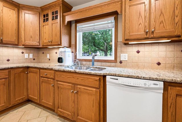 2001 N DOUGLAS STREET, Appleton, WI 54914