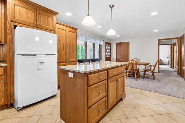 2001 N DOUGLAS STREET, Appleton, WI 54914