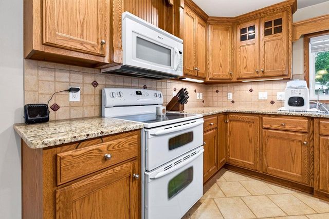 2001 N DOUGLAS STREET, Appleton, WI 54914