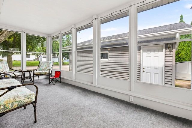 2001 N DOUGLAS STREET, Appleton, WI 54914
