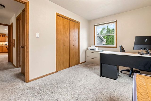 2001 N DOUGLAS STREET, Appleton, WI 54914