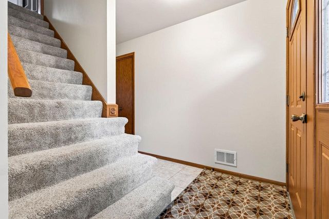 2001 N DOUGLAS STREET, Appleton, WI 54914