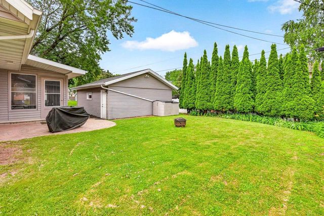 2001 N DOUGLAS STREET, Appleton, WI 54914