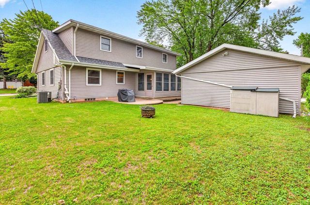 2001 N DOUGLAS STREET, Appleton, WI 54914