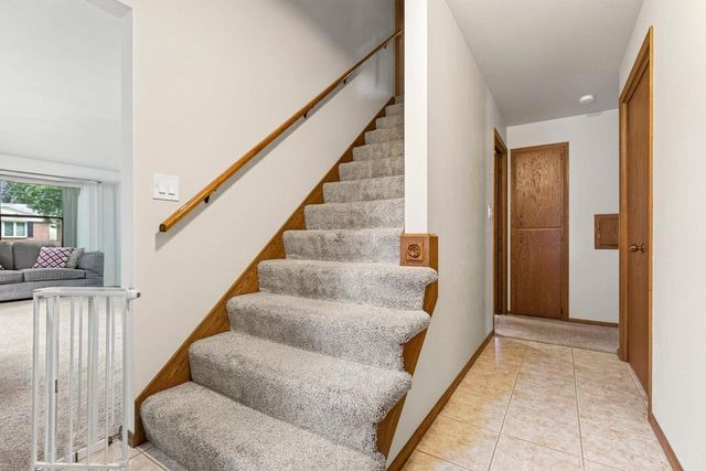 2001 N DOUGLAS STREET, Appleton, WI 54914